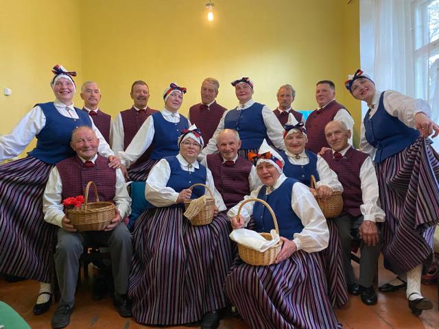 Senioru deju kolektīvs "Ozoli""